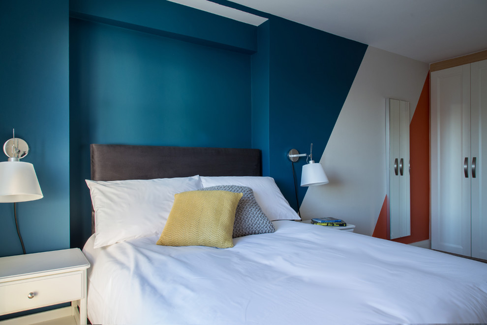 ダブリンにある中くらいなコンテンポラリースタイルのおしゃれな主寝室 (マルチカラーの壁、ラミネートの床) のインテリア