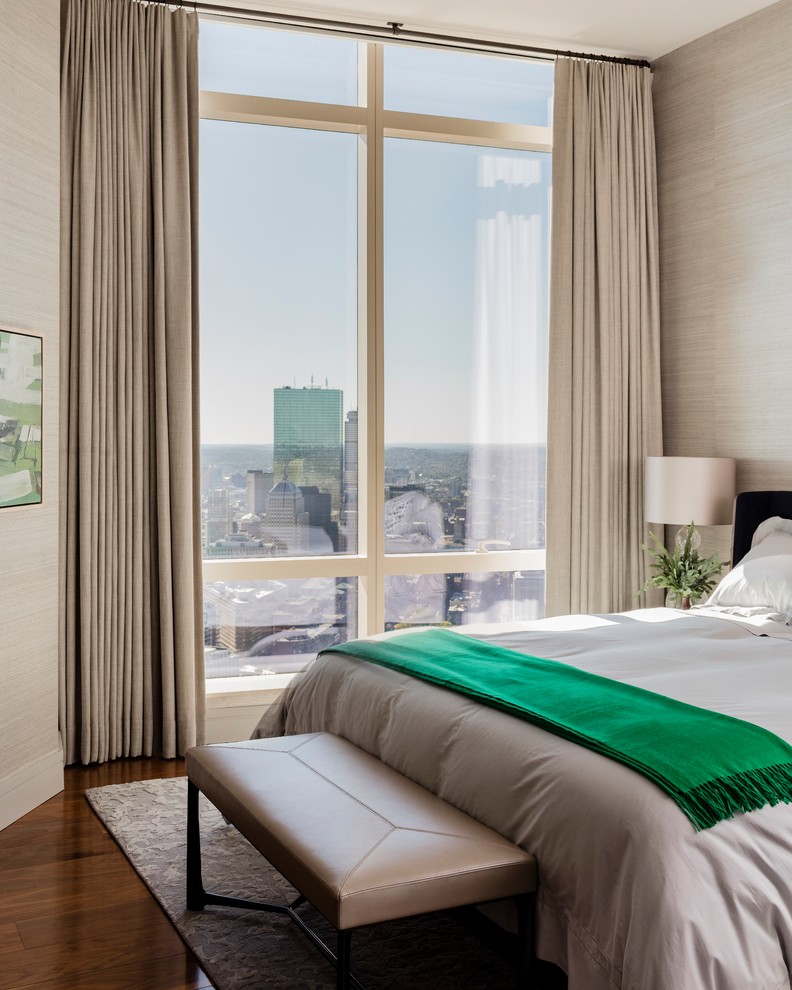 На фото: гостевая спальня среднего размера, (комната для гостей) в современном стиле с серыми стенами, паркетным полом среднего тона и коричневым полом с