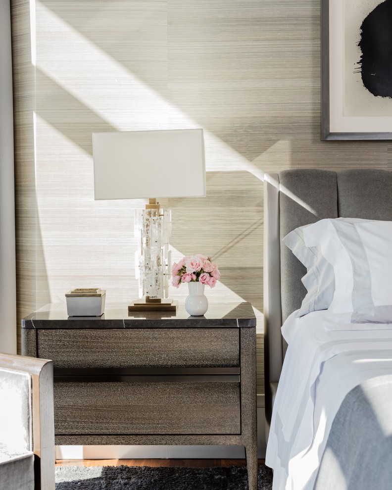 На фото: большая хозяйская спальня в современном стиле с серыми стенами, ковровым покрытием и серым полом с