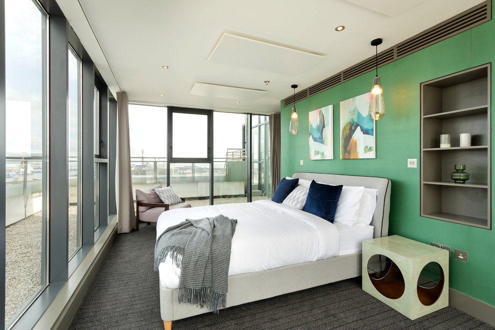 Großes Modernes Hauptschlafzimmer mit grüner Wandfarbe, Teppichboden und grauem Boden in Dublin