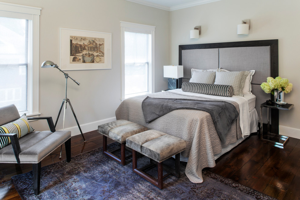 Idéer för vintage sovrum, med grå väggar och mörkt trägolv