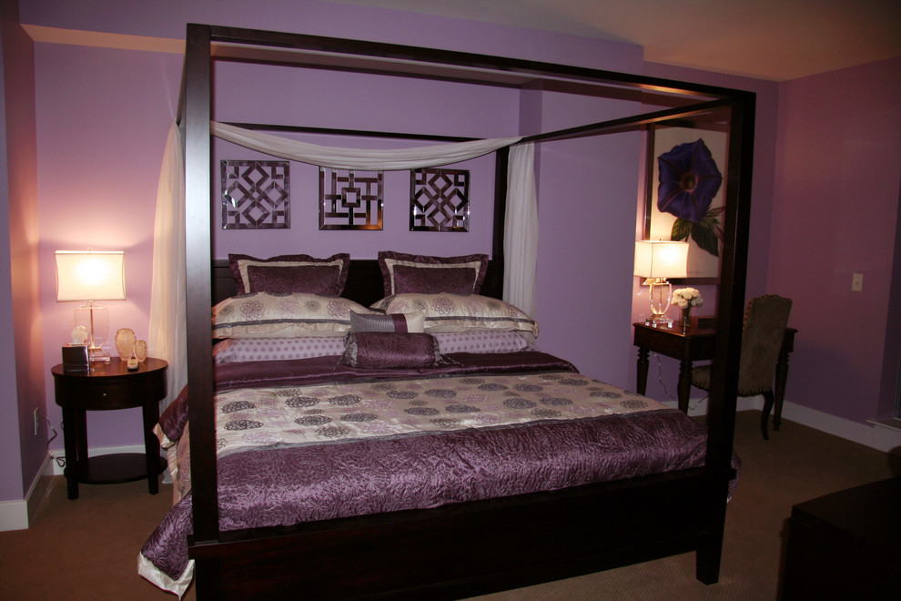 ニューヨークにある中くらいなコンテンポラリースタイルのおしゃれな客用寝室 (紫の壁、カーペット敷き) のインテリア