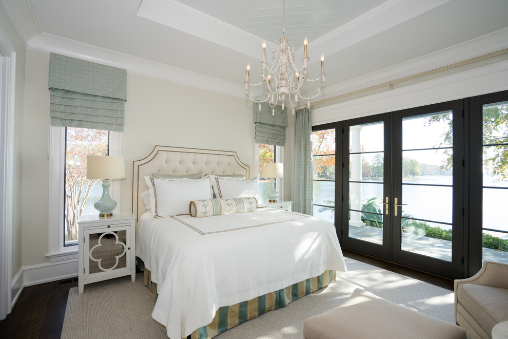 Diseño de habitación de invitados clásica renovada con suelo de madera oscura, suelo marrón y paredes beige
