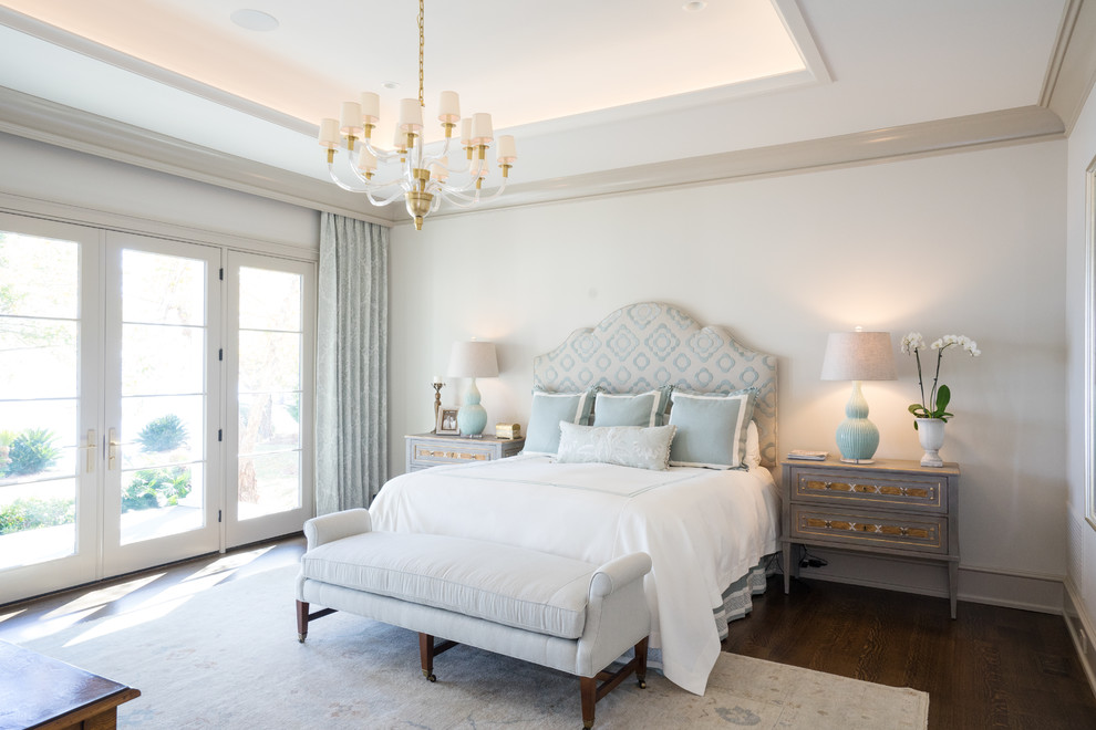 Ejemplo de dormitorio principal clásico con paredes blancas, suelo de madera oscura y suelo marrón