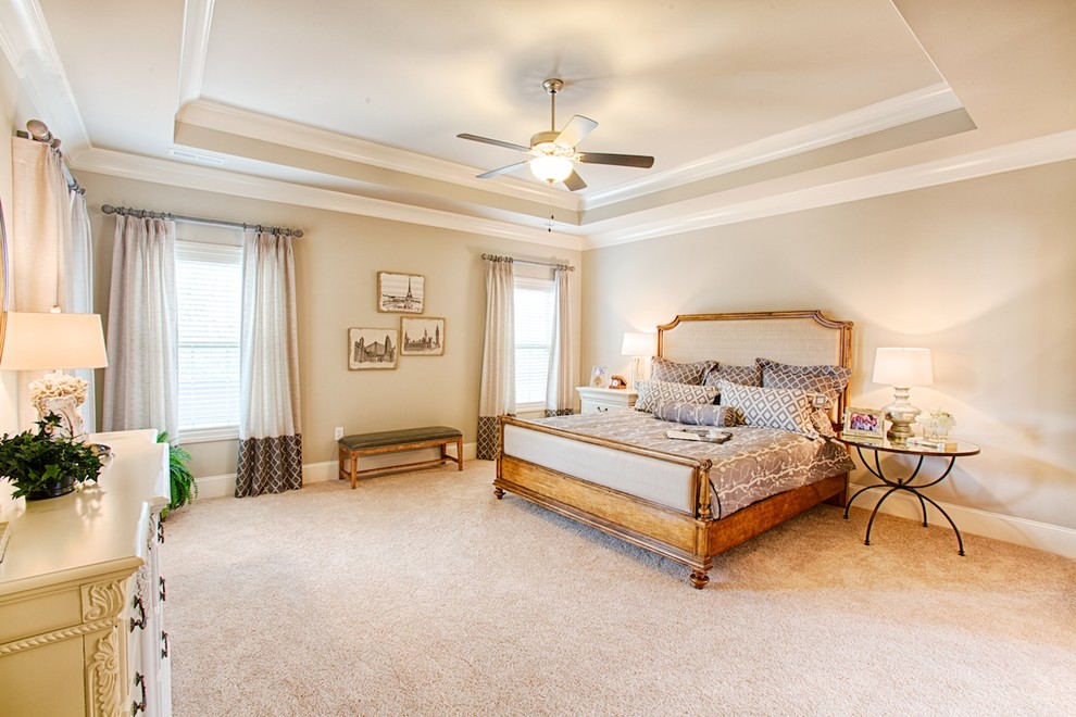Imagen de dormitorio principal de estilo americano grande sin chimenea con paredes grises y moqueta
