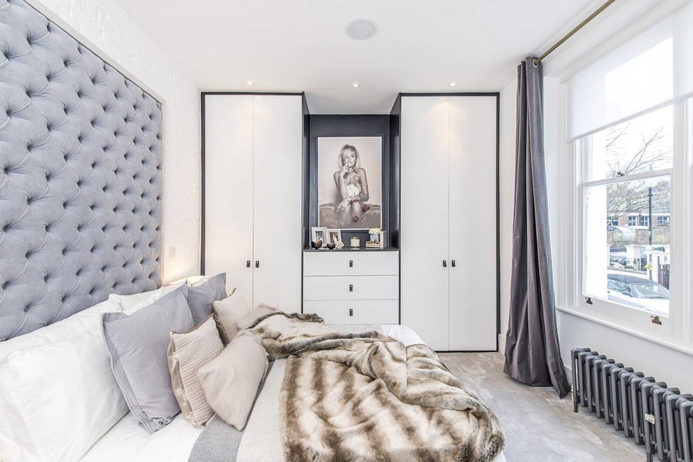 На фото: большая спальня в стиле неоклассика (современная классика) с белыми стенами, ковровым покрытием и серым полом