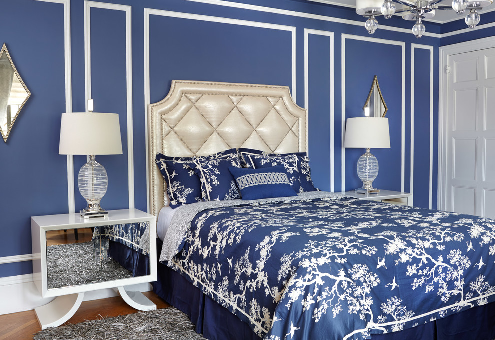 Imagen de dormitorio principal clásico de tamaño medio sin chimenea con paredes azules y suelo de madera clara