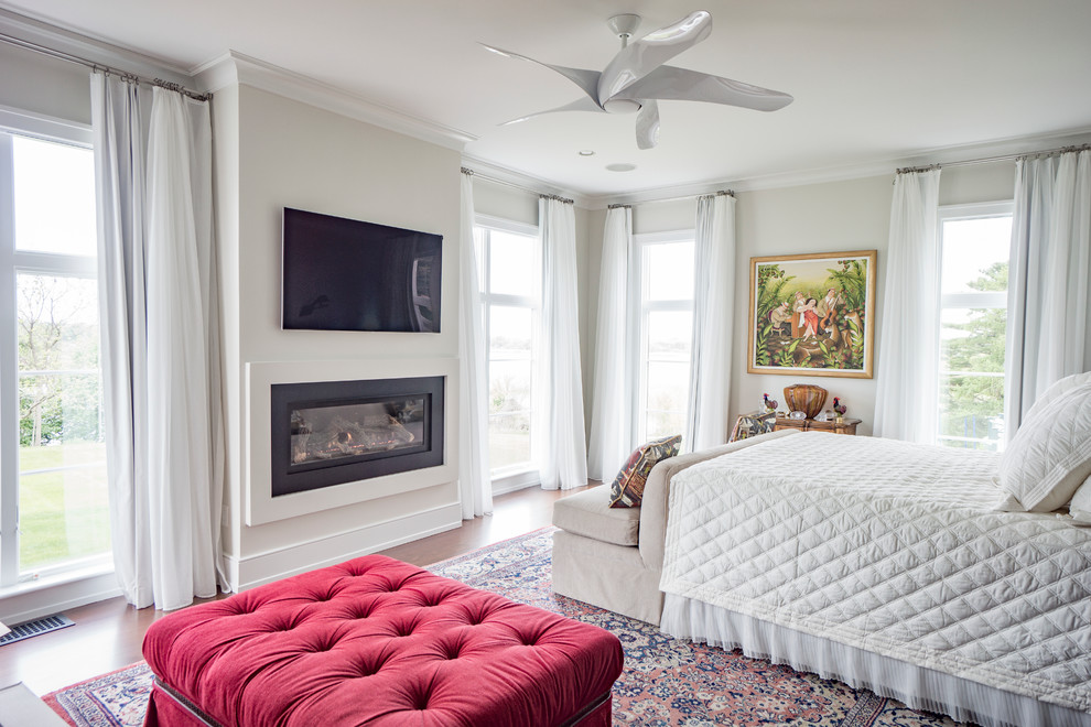 マイアミにあるトラディショナルスタイルのおしゃれな寝室 (グレーとクリーム色) のレイアウト
