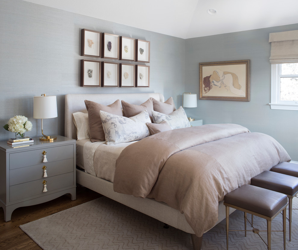 Ispirazione per una camera matrimoniale chic di medie dimensioni con pareti blu, pavimento in legno massello medio e pavimento marrone
