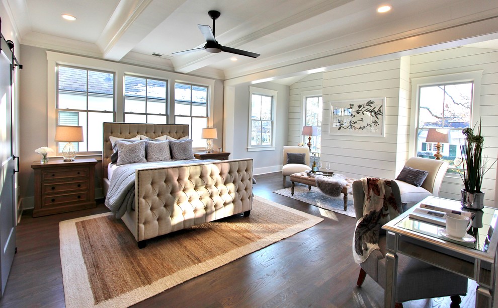 Esempio di una camera matrimoniale country con pareti bianche, pavimento in legno massello medio e pavimento marrone