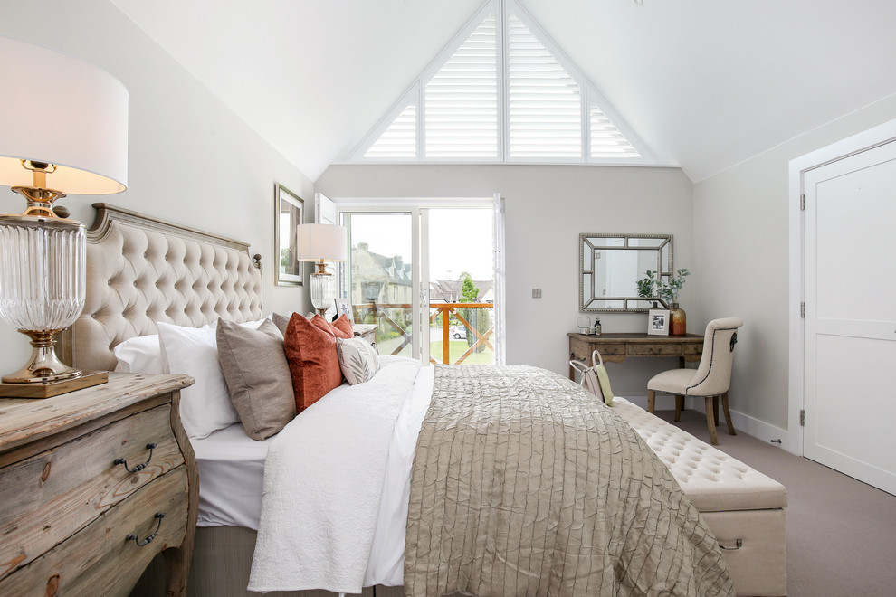 Foto de dormitorio romántico con paredes beige, moqueta y suelo beige