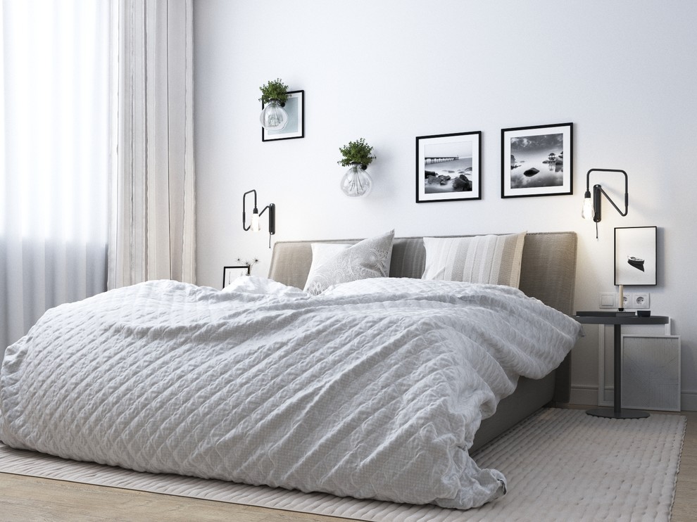 На фото: маленькая хозяйская спальня в скандинавском стиле с белыми стенами и светлым паркетным полом для на участке и в саду с
