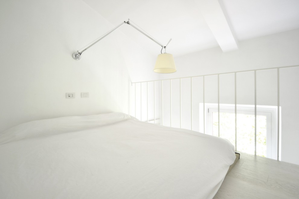 ローマにある小さなコンテンポラリースタイルのおしゃれなロフト寝室 (白い壁) のインテリア