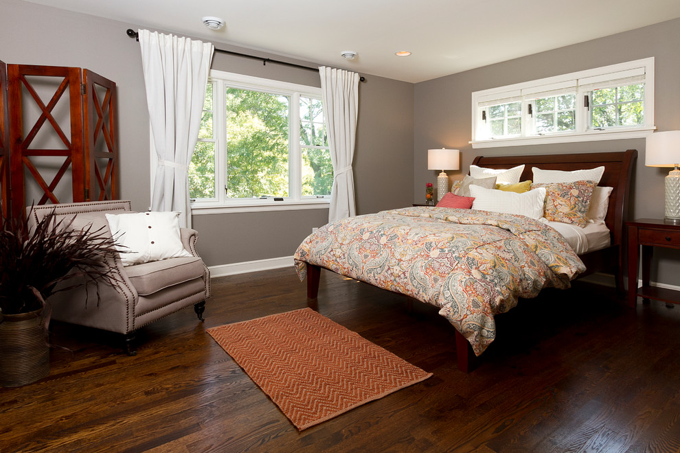 На фото: спальня в классическом стиле с серыми стенами и темным паркетным полом