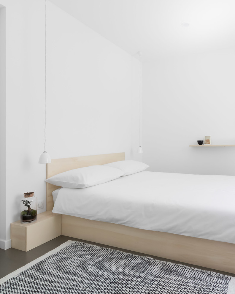 Idéer för att renovera ett mellanstort minimalistiskt huvudsovrum, med vita väggar, mellanmörkt trägolv och grått golv