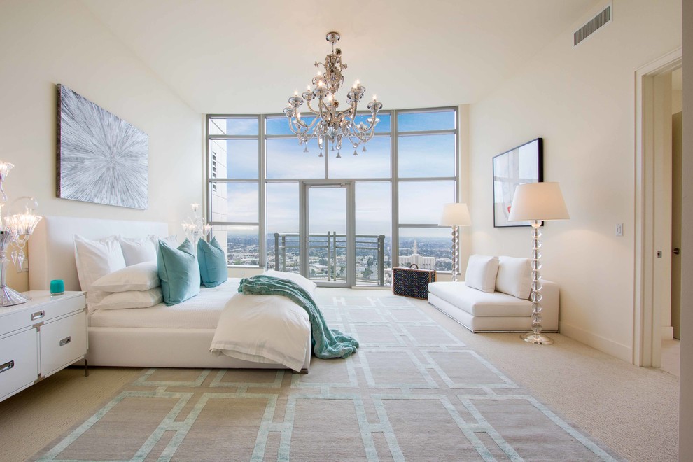 Свежая идея для дизайна: большая хозяйская спальня в современном стиле с белыми стенами - отличное фото интерьера