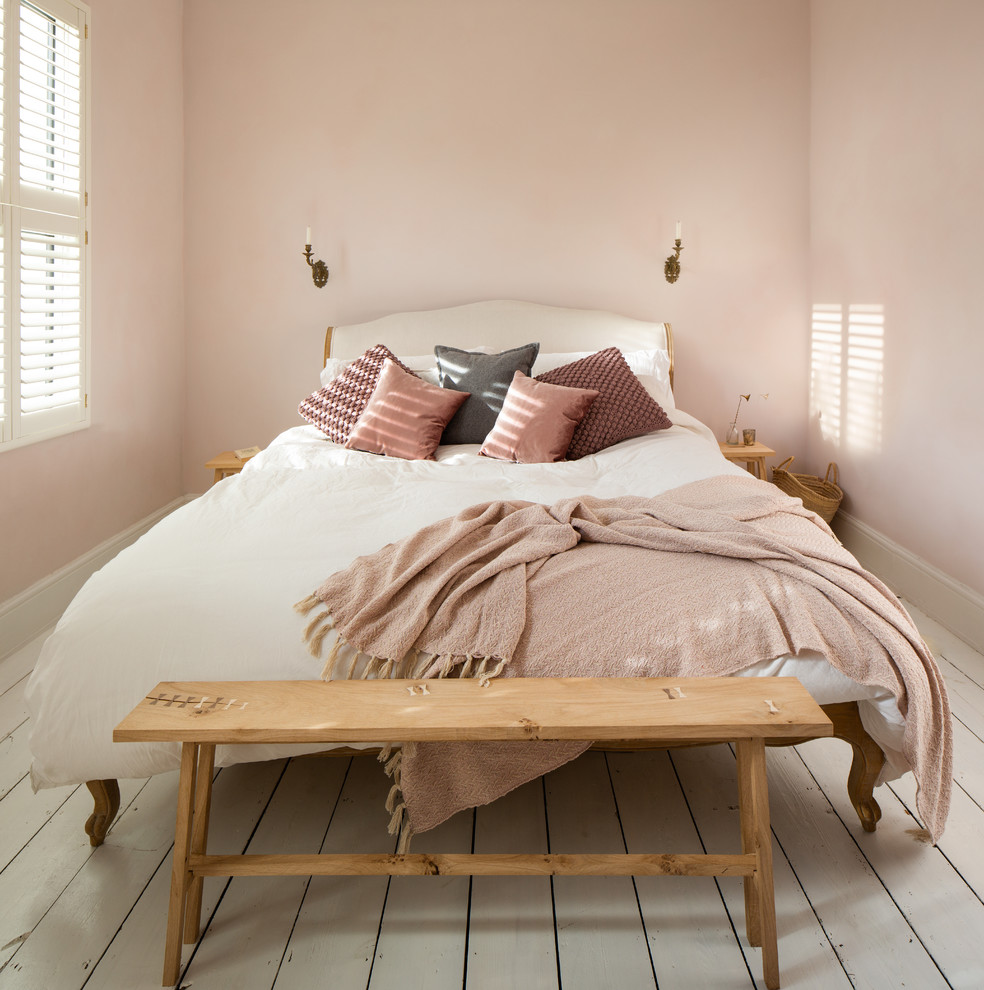 Стильный дизайн: спальня в скандинавском стиле с розовыми стенами, деревянным полом и белым полом - последний тренд