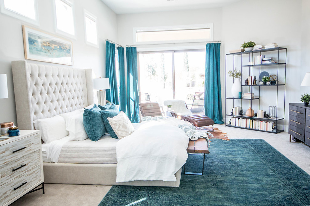 Стильный дизайн: большая хозяйская спальня в стиле фьюжн с белыми стенами, ковровым покрытием и бежевым полом - последний тренд