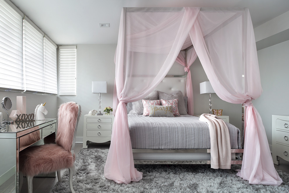 Cette photo montre une chambre grise et rose tendance avec un mur gris et aucune cheminée.