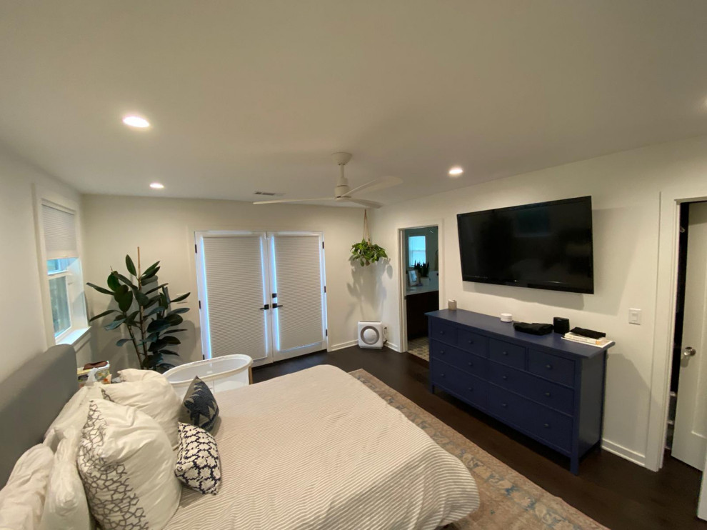 Immagine di una camera da letto chic di medie dimensioni con pareti bianche, parquet scuro e pavimento marrone