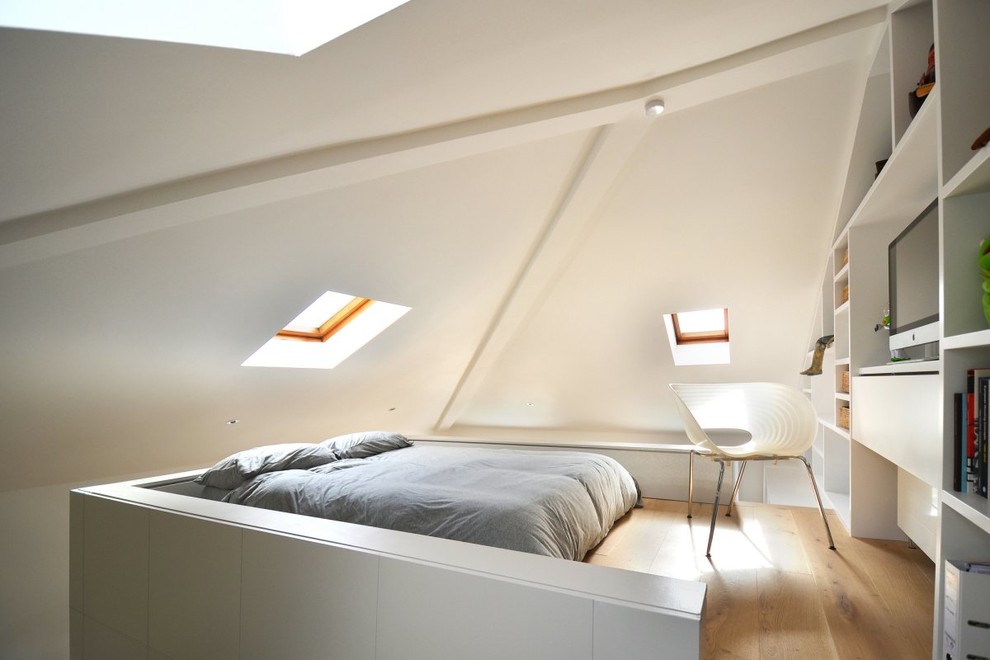 Свежая идея для дизайна: маленькая спальня в современном стиле для на участке и в саду - отличное фото интерьера