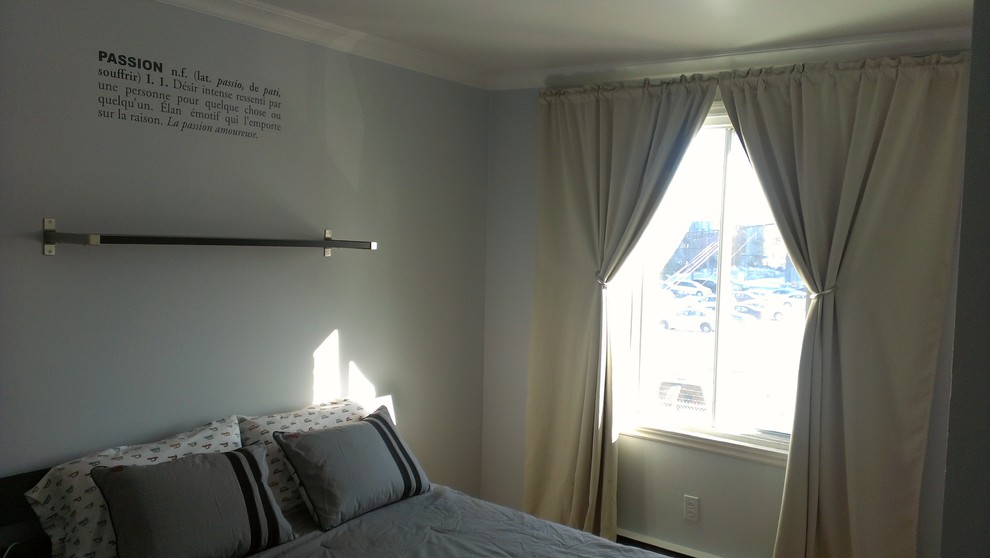 Idee per una piccola camera degli ospiti moderna con pareti blu, parquet chiaro e nessun camino