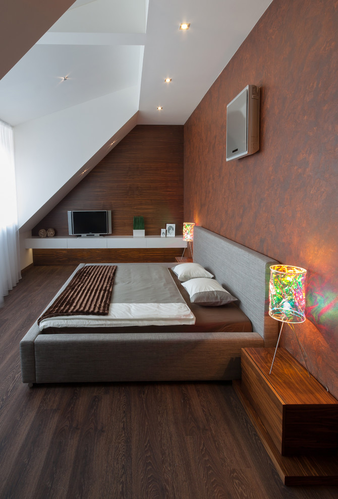 Exempel på ett modernt sovrum, med bruna väggar och mörkt trägolv
