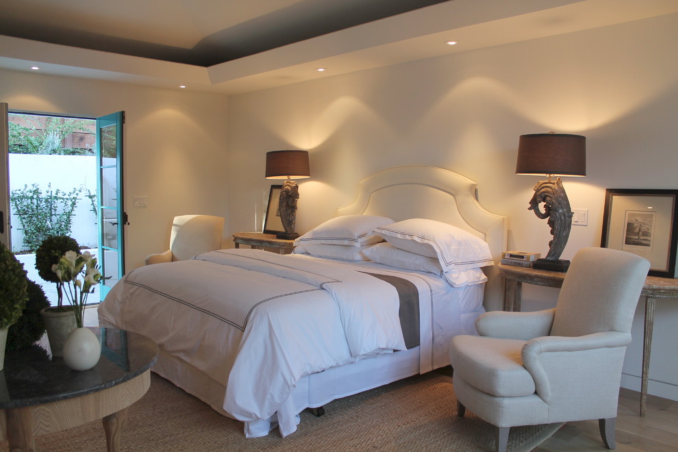 Стильный дизайн: большая хозяйская спальня в стиле шебби-шик с белыми стенами и светлым паркетным полом без камина - последний тренд