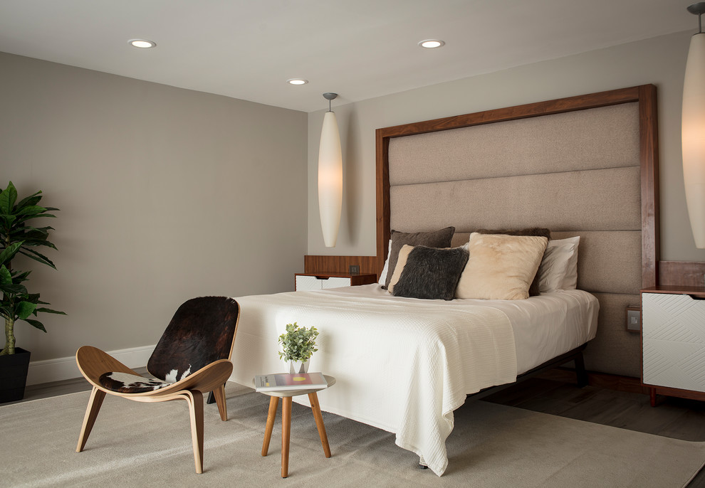 На фото: хозяйская спальня среднего размера в стиле ретро с серыми стенами без камина