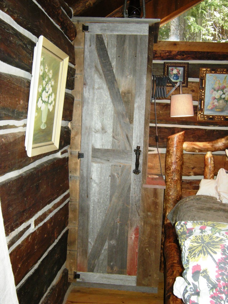 Rustik inredning av ett litet huvudsovrum, med bruna väggar och mellanmörkt trägolv