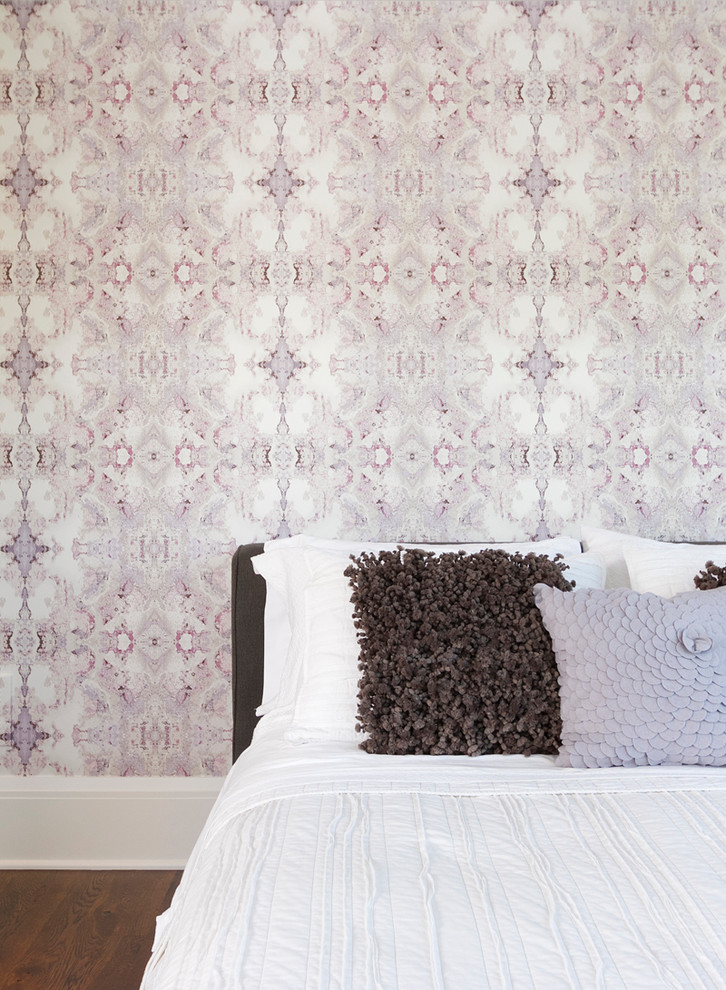 Imagen de dormitorio clásico renovado con paredes multicolor