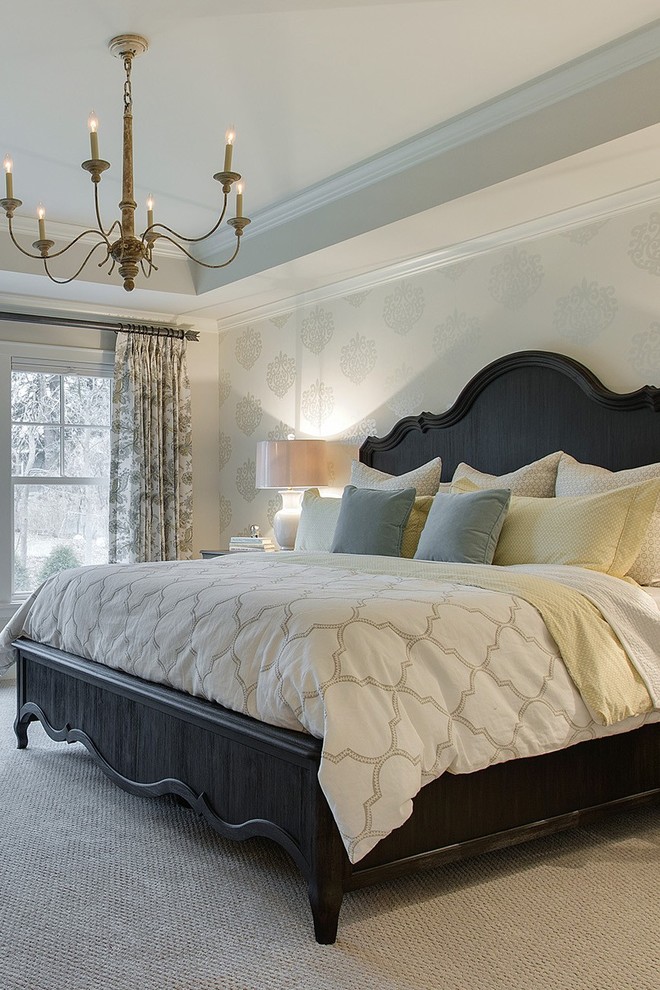 Пример оригинального дизайна: большая хозяйская спальня в классическом стиле с желтыми стенами и ковровым покрытием без камина