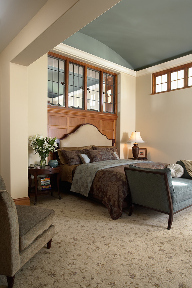 Immagine di una camera da letto classica con pareti beige e moquette
