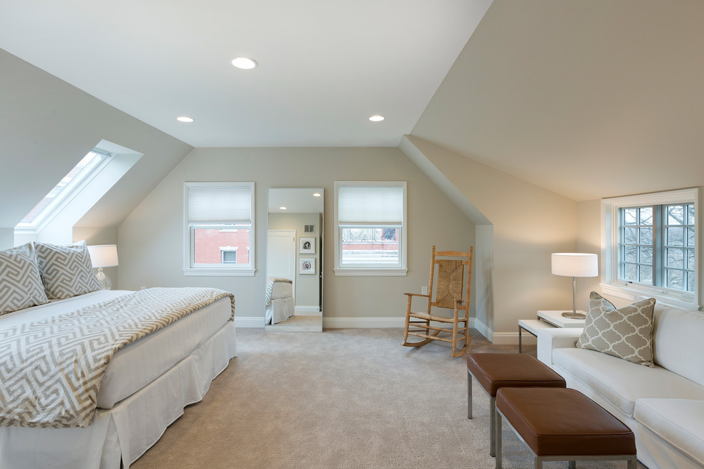 Inspiration för mellanstora klassiska sovrum, med beige väggar och heltäckningsmatta