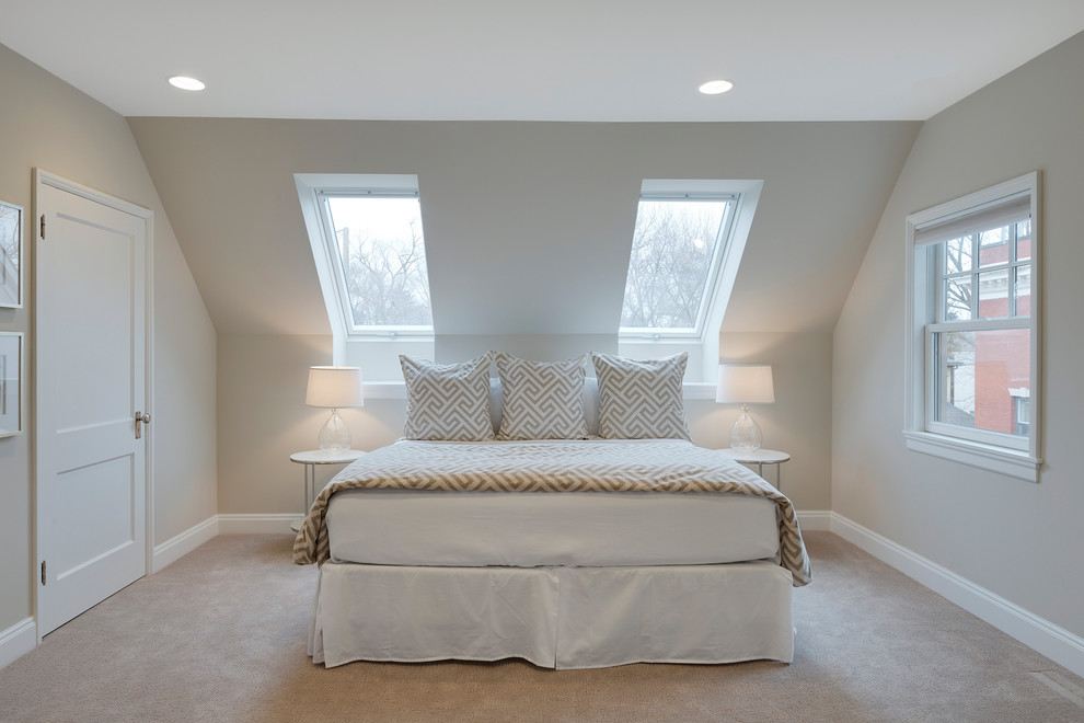 Свежая идея для дизайна: гостевая спальня среднего размера, (комната для гостей) в классическом стиле с бежевыми стенами, ковровым покрытием и бежевым полом без камина - отличное фото интерьера
