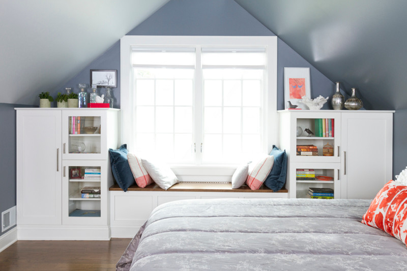 Ejemplo de dormitorio principal clásico renovado de tamaño medio con paredes azules y suelo de madera oscura