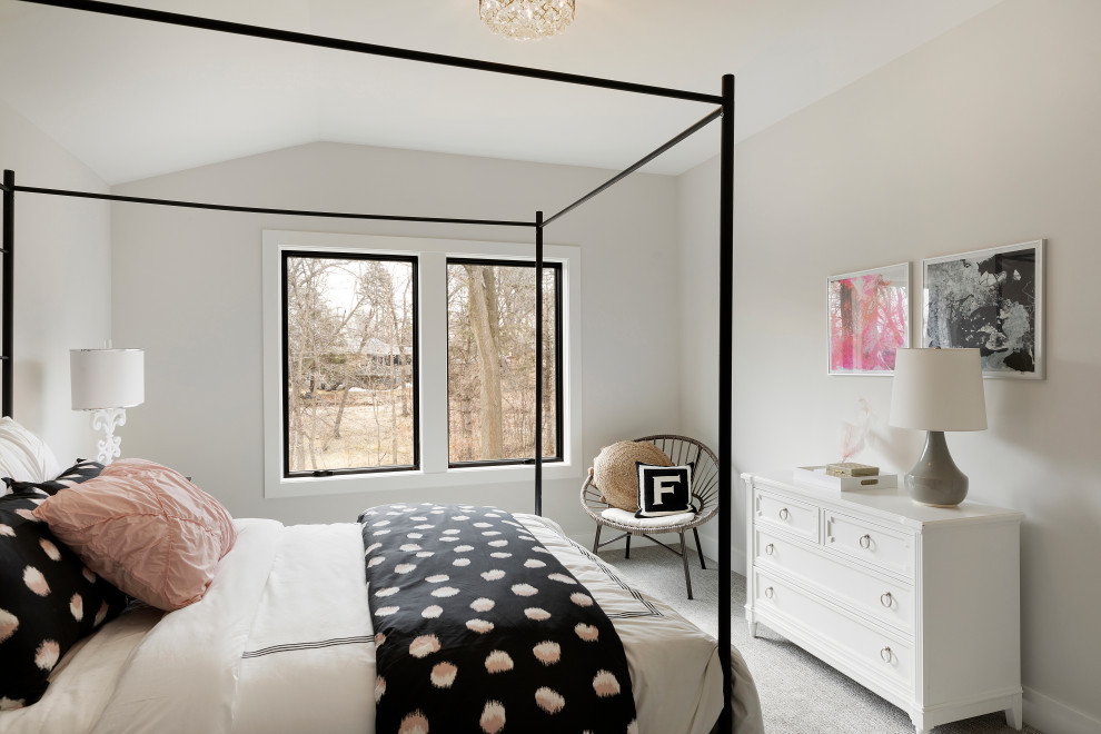 Свежая идея для дизайна: гостевая спальня среднего размера, (комната для гостей) в современном стиле с белыми стенами, ковровым покрытием и серым полом без камина - отличное фото интерьера