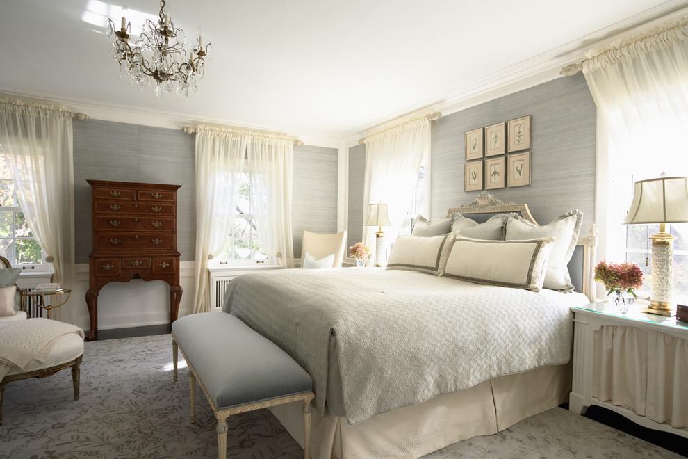 Ispirazione per una camera da letto tradizionale con pareti grigie e pavimento grigio