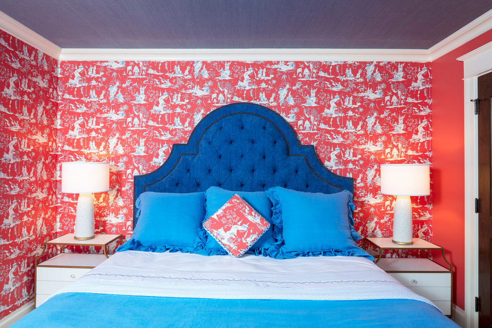 Bild på ett lantligt sovrum, med röda väggar