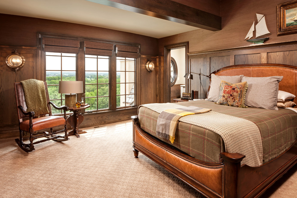 Klassisches Gästezimmer mit brauner Wandfarbe und Teppichboden in Minneapolis