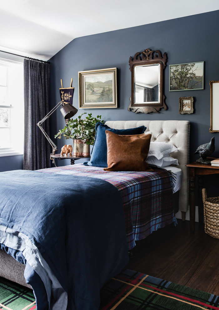 Источник вдохновения для домашнего уюта: большая гостевая спальня (комната для гостей) в классическом стиле с синими стенами и темным паркетным полом