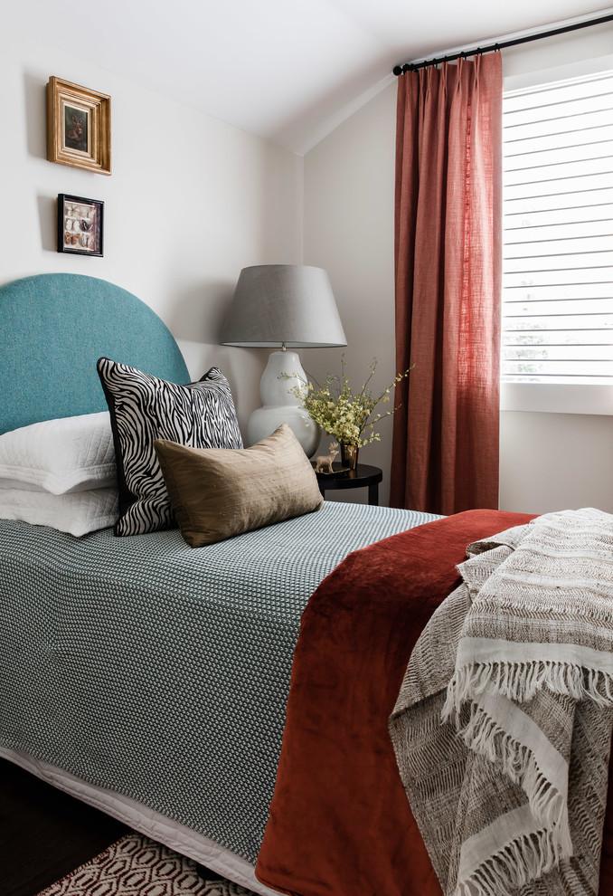 シドニーにある広いエクレクティックスタイルのおしゃれな客用寝室 (ベージュの壁、濃色無垢フローリング)