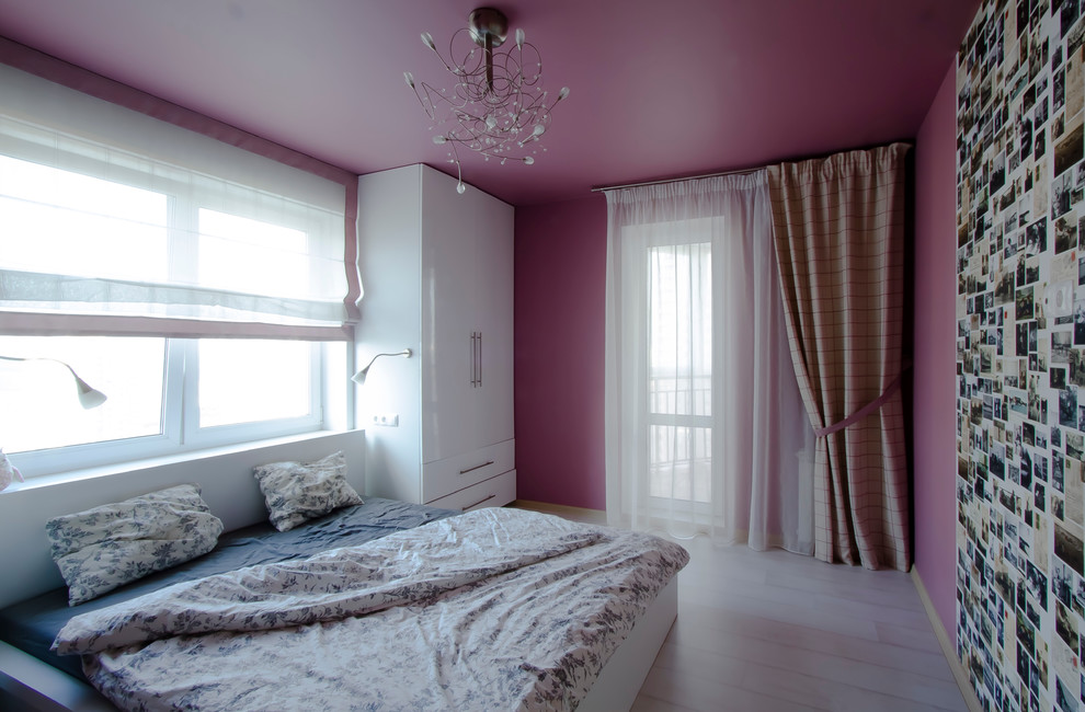 Exemple d'une petite chambre parentale tendance avec parquet clair, aucune cheminée et un mur violet.