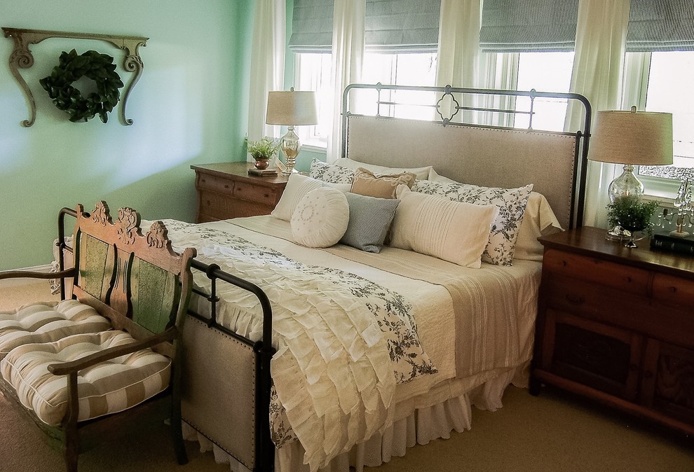 Imagen de dormitorio principal de estilo de casa de campo con paredes azules y moqueta