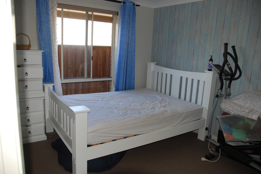 Mittelgroßes Shabby-Style Gästezimmer mit blauer Wandfarbe und Teppichboden in Sydney