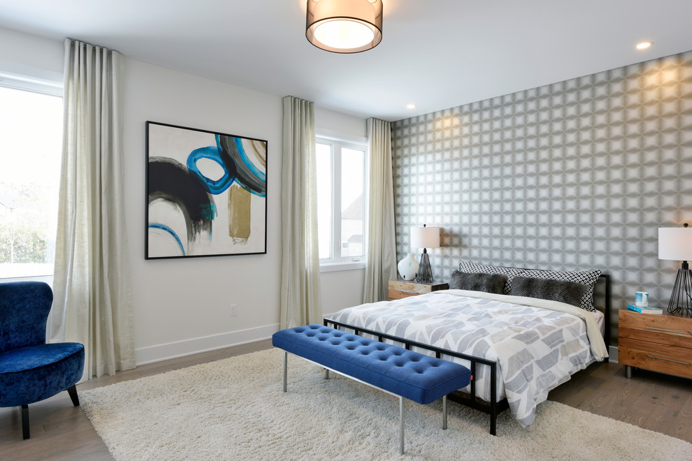 Esempio di una camera da letto contemporanea con pareti bianche, pavimento in legno massello medio e pavimento marrone