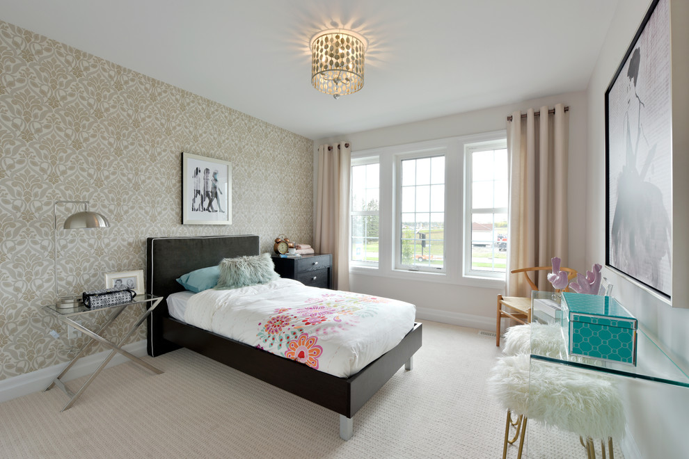 Klassisches Schlafzimmer mit beiger Wandfarbe, Teppichboden und beigem Boden in Ottawa