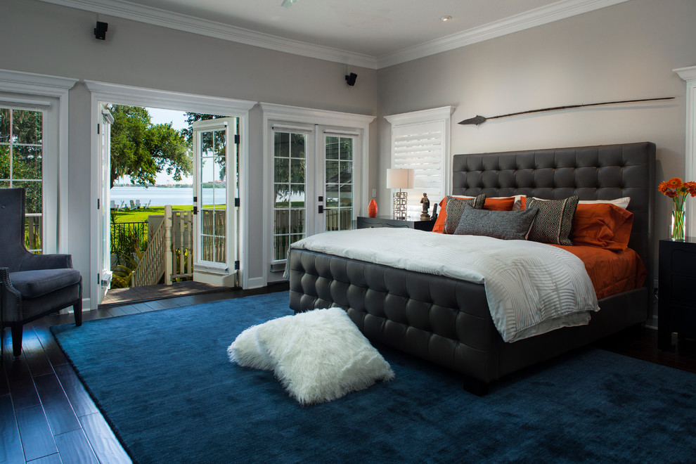 Großes Klassisches Hauptschlafzimmer ohne Kamin mit grauer Wandfarbe, dunklem Holzboden und braunem Boden in Tampa