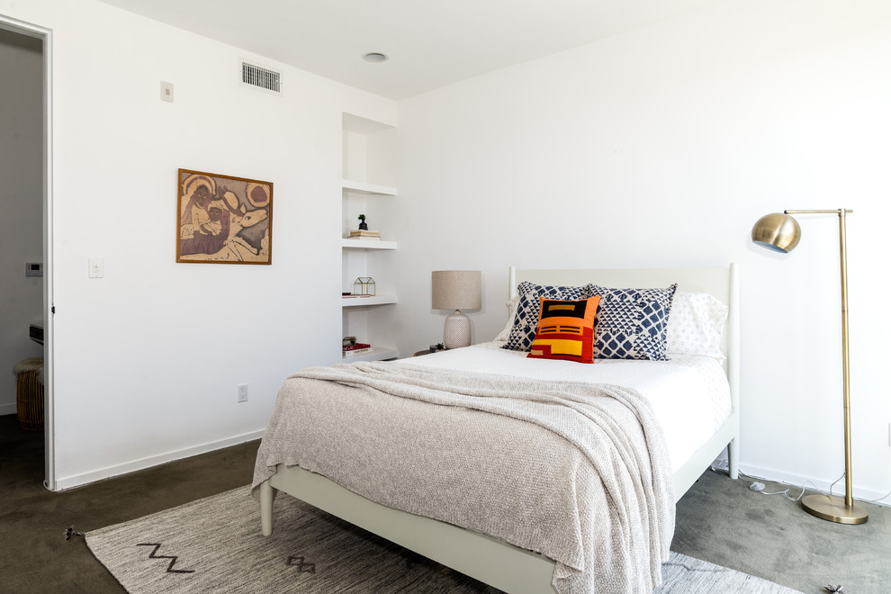 Immagine di una camera matrimoniale minimal con pareti bianche, moquette e pavimento grigio