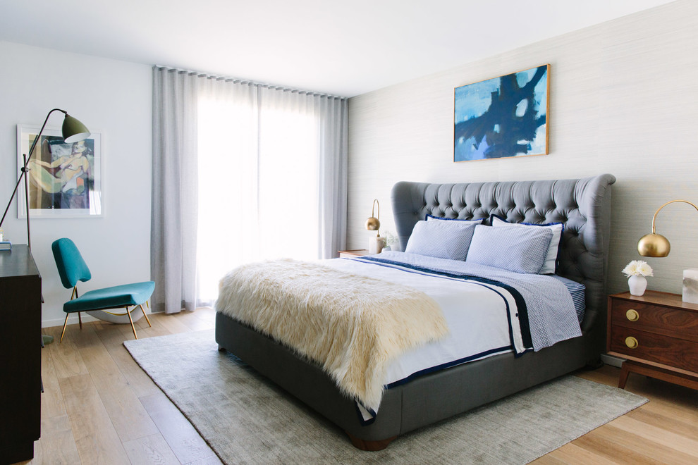 Immagine di una camera da letto classica con pareti bianche e pavimento in legno massello medio